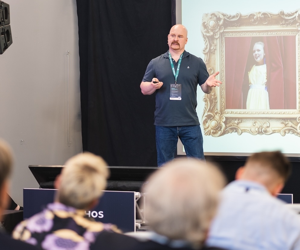 Matti Huhta puhumassa Business Festival -kiertueella. Foto: Rokkijanne